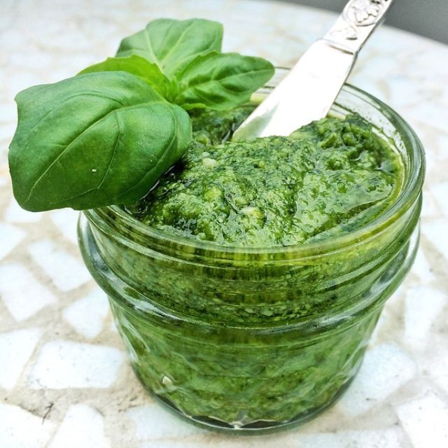 Molho pesto, dentro de um vidro transparente.